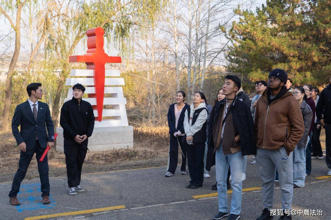 内蒙古（国际）禁毒主题雕塑公园迎来国外留学生参观|来利国际旗