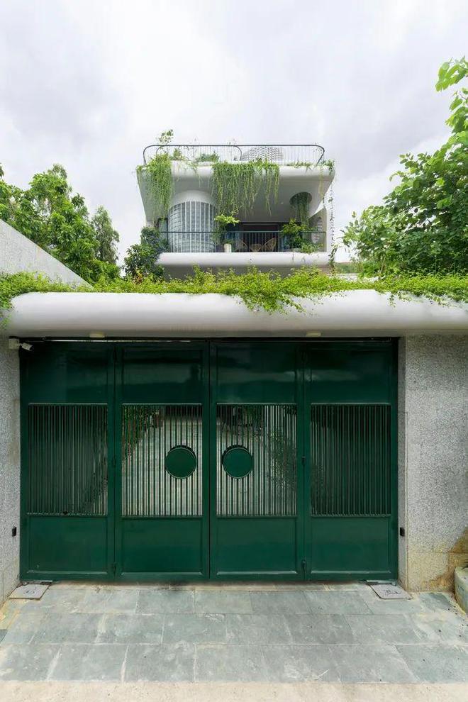 越南这对年轻夫妇把泳池建在客厅里网友：这不是放松是放飞！